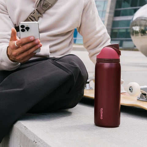 Keep drinks cold or hot all day with double wall insulation, a built in FreeSip straw, and a locking lid for leakproof travel bottle on a ledge