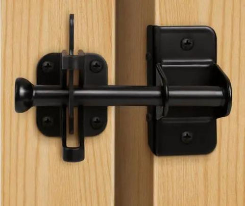 Heavy‑Duty Self‑Locking Automatic Gate Latch, Black Security Hardware for Wood and Metal Yard & Garden Fences on wooden gate.