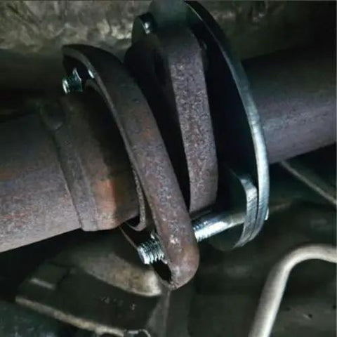 Top Tier Exhaust Flange Repair Kit For Jeep Wrangler Jk And Jku 2012 To 2018; rusted flange with bolt connection.