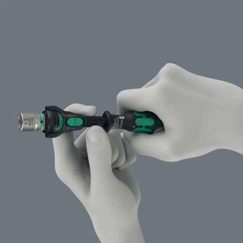 Hands using Zyklop Speed Black Edition 8000 A Professional Ratchet Set With Green Finish, showing quick change design