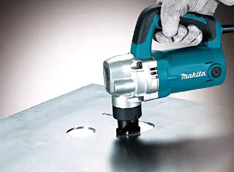 Person using Powerful 710W Nibbler With 3.2 mm Capacity, Soft Grip Ergonomic Handle, on metal sheet under chip clearance system