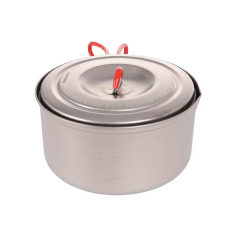Ultralight Titanium Camping Pot With Folding Handle, 900 Ml Capacity, lid closed, showcasing sleek design