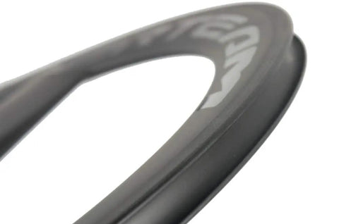 Close-up of Carbon Fiber 56mm Clincher Wheel TriSpoke Wheelset For Road Bike With 3K Matte Finish 700C Sick Aero Performance Novatec Hubs