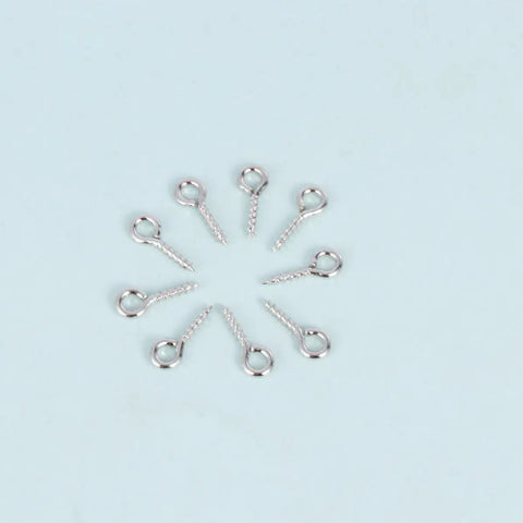 600-Piece Sheep Eye Screw Kit With Plated Iron Round Eye Hooks And Self-Tapping Screws arranged in a circle on light background