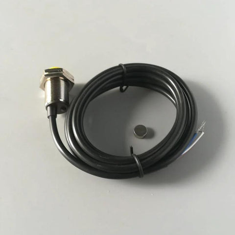 Front view: M18 NPN normally-open magnetic proximity sensor with magnet and cable, 10 mm sensing distance.