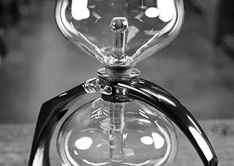 Close-up of DGENIUS All Glass Siphon Coffee Maker With Glass Filter Rod No Paper Or Cloth Brewing Industrial Design Classic 1.1L