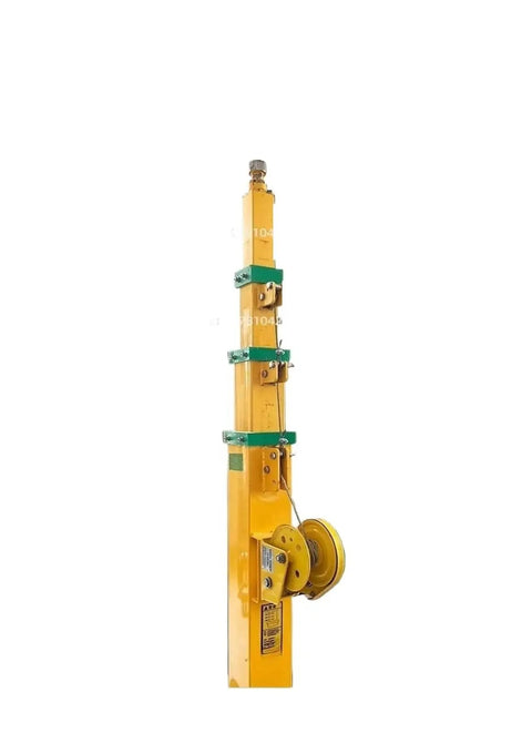 Manual telescopic lifting mast in compact design, ideal for rooftops. Features smooth adjustable poles and crank mechanism.