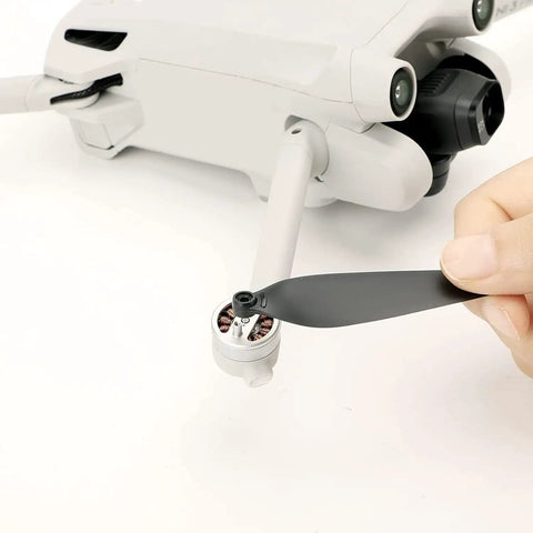 Installing Low Noise Quick Release Propeller Set For Mini 4 Pro And Mini 3 Pro Replacement Blades on drone motor.