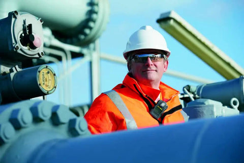 Worker wearing safety gear with ALTAIR 2X Single Gas Detector For Carbon Monoxide CO 25 To 100 PPM in industrial setting