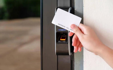 Person using 100 Pack 125kHz RFID Proximity ID Cards Read Only TK4100 EM4100 For Access Control Time Attendance And Door Entry Credit Card