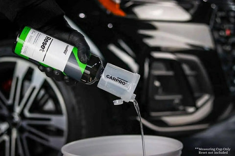 Concentrate Liquid Measuring Cup For Easy Dilution Squeeze And Pour Tool With 28mm Bottle Thread Measures In ML And OZ No Fuss Car Care Essentials Perfect For DIY Detailing And Garage Use, attached to bottle pouring into cup