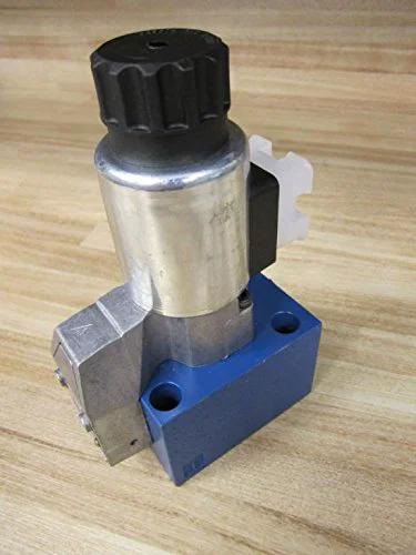 Proportional hydraulic solenoid valve M-3SEW10U14 size 10 single unit 80/96 VDC 30W control spool assembly R978914241 on wood surface