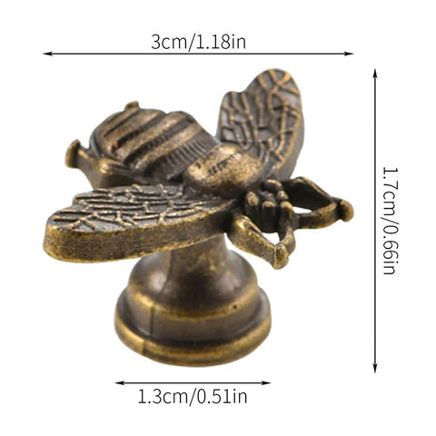 Front view of a vintage bronze bee-shaped cabinet knob, zinc alloy, measuring 3x3x1.7 cm. Set Of 10 Vintage Gold Bee Shaped Cabinet Knobs Made From Zinc Alloy Hardware For Cabinets And Dressers Retro Bronze Finish Drawer Knobs Pull Handles For Dresser Drawers Durable Rust Resistant And Stylish Cabinet Hardware
