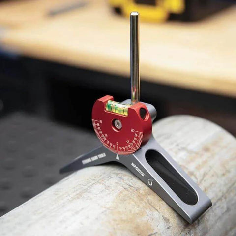 MPCH250 magnetic pipe centering head with red anodized 360° dial mounted on gray clamp around a metal pipe; bubble level visible.