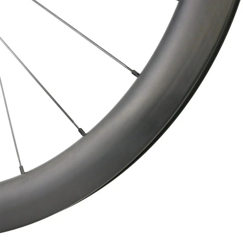 Close-up of Beefy Carbon Wheelset 700C Disc Brakes 45mm Tubeless Ready Clincher for Road Bikes Lightweight Toray T700 Rim