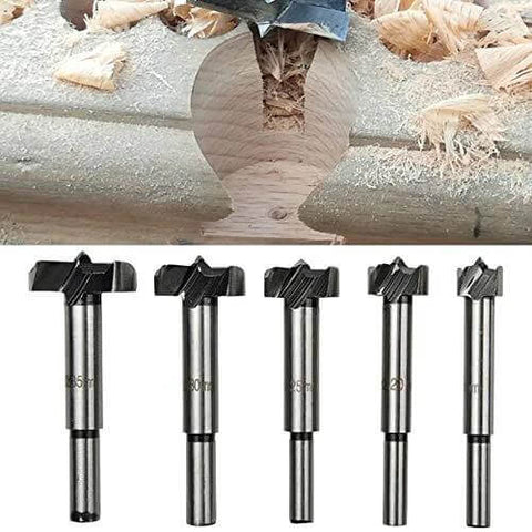 Five-piece woodworking drill bit set for hinge holes (15–35 mm) with metal shanks; front view.