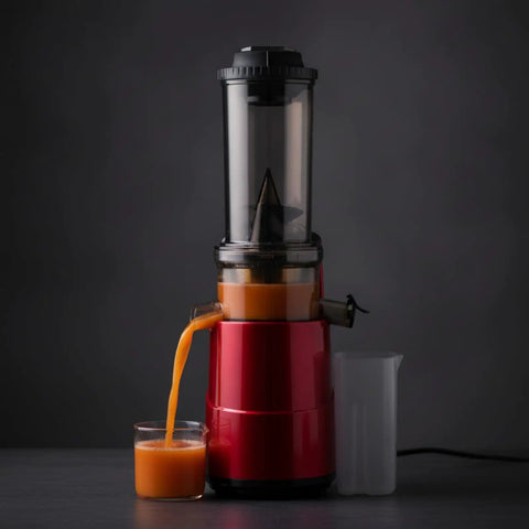 Rice White Masticating Juicer Mouth Cold Press Machine For Health Enthusiasts pouring fresh juice into a glass.