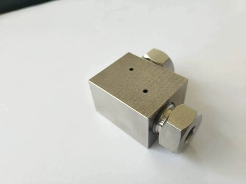 Side view of stainless steel elbow valve spare part for water jet cutter, 1/4in inlet/outlet, 2 ports