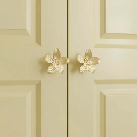 Brushed Gold Flower Cabinet Knobs Set Of 8 With 19mm 25mm And 38mm Screws 2.4 Inch Dope Gold Hardware for Cabinets, installed on doors