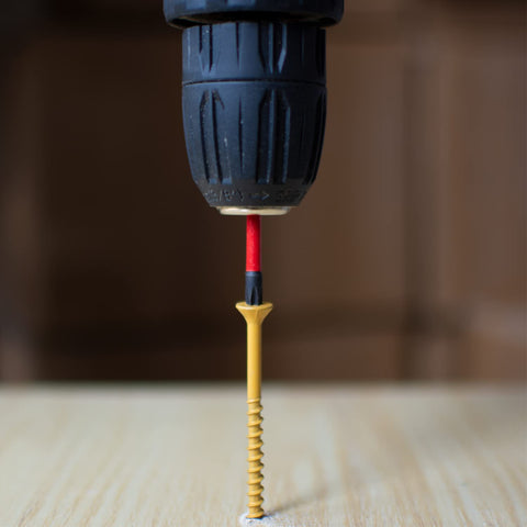 Exterior Deck Screws Kit 400 Pcs Size 8 X 1 Inch Yellow Ceramic Coating being drilled into wood with T25 Drive Bit