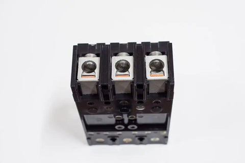 QGL32100 Molded Case Circuit Breaker 100 Amp 600Volt Industrial Power Distribution Equipment top view of three-pole terminals