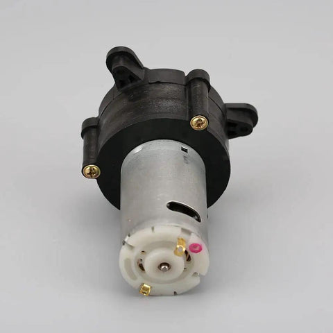 Close-up of Hand Crank DC Generator Portable Emergency Power Supply 12V 24V Output with planetary gear dynamo detail.