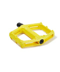 Yellow flat pedal highlighting wide foot surface and 9/16 inch thread, ideal for mountain, road, and gravel bikes with lightweight design.
