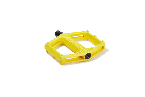 Yellow flat pedal highlighting wide foot surface and 9/16 inch thread, ideal for mountain, road, and gravel bikes with lightweight design.