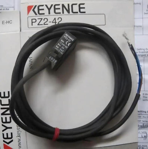 Keyence PZ2-42 Diffuse Reflective Short Range Photoelectric Sensor With Red LED Detects Transparent And Opaque Targets 100 mm Range New In Box Ready To Install Must Have on display