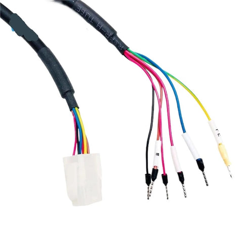 Close-up of servo motor power cable with holding brake, 20 m drag-chain type, multi-color conductors and white connector