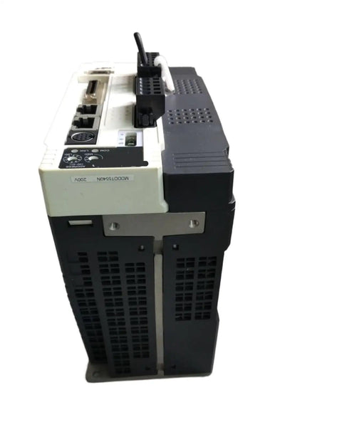 Beefy High Torque Servo Motor Kit With A6 Series Driver Set MDMF502L1H6M And MFGLTB3SF For Industrial Robots, Engraving And Carving Gear, Semiconductor And Medical Devices, Low Noise And No Step Loss. Compact industrial servo motor and driver unit with vents and wiring