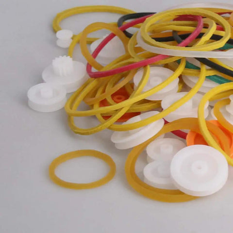 84 Type Plastic Gears Set With Belt Pulleys For DC Motor DIY Robots And Model Toys, Includes Massive 40 Gear Wheels, 40 Rubber Bands, And 4 Rubber Drive Belts For Versatile Gear Train Projects. Close-up of various gear wheels and rubber bands from the set.