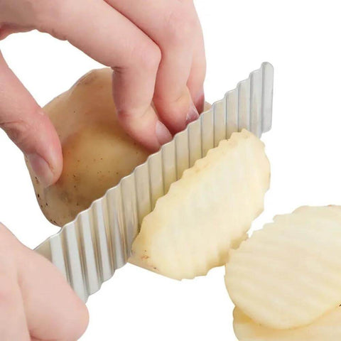 Fyigoto 2-pack stainless steel crinkle-cut potato slicer knife in close-up slicing potatoes into wavy fries