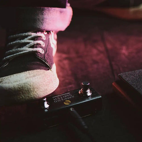 Musician using Dual Footswitch Pedal For Guitar Effects Rig Gear Momentary 2-Way Foot Switch Controller With 6.35mm TRS Jack