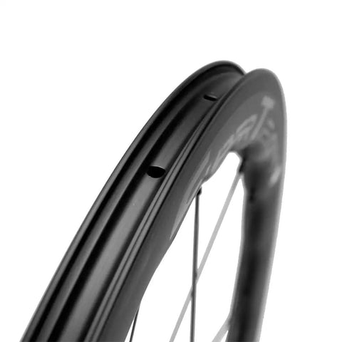 Close-up of Tubeless Carbon Road Wheelset 45 50 65mm Deep 700c Clincher 25mm Width Toray T700 UD Matte Finish rim