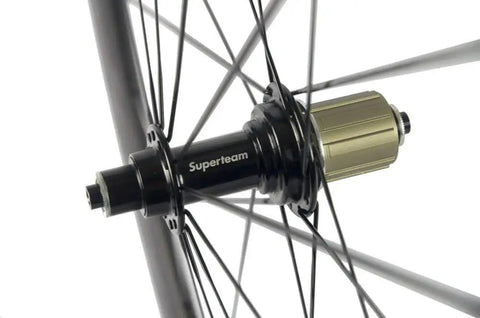 Close-up of hub on 50mm 23mm Carbon Road Wheelset 700c Clincher For Aero Performance, Matte 3K Braking Surface, lightweight wheel.