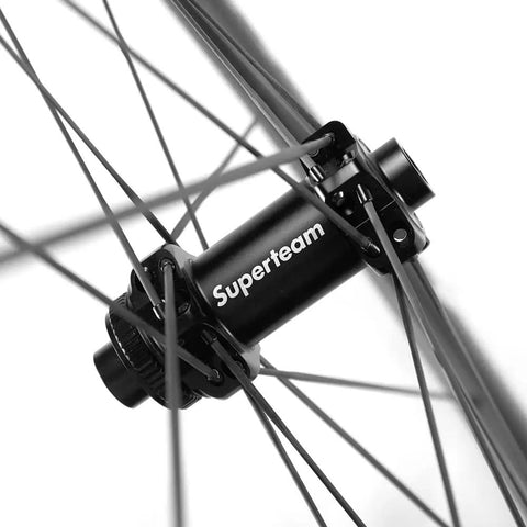 Hub and spokes of Tubeless 45mm Carbon Road Wheelset With 700c Rims And 25mm Tires Disc Brake Compatible Carbon Fiber Toray T700 Spokes UD Matte Finish Shimano 8 9 10 11 Speed Cassette Body Beefed Up High Performance Tubeless Ready Wheelset For Road Bikes