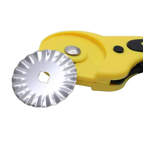 Close-up of 45mm Wavy Rotary Cutter With 10 Piece Pinking Circular Refill Blades For Fabric Paper Leather Crafts Quilting Patchwork Sewing Tool