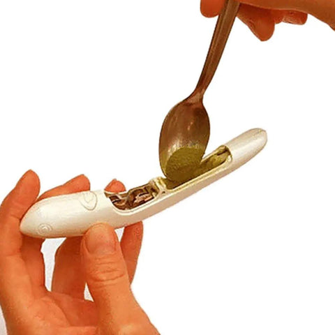 Filling the Latte Art Electric Pen For Coffee And Dessert DIY, Battery Powered Spice Pen with fine powder