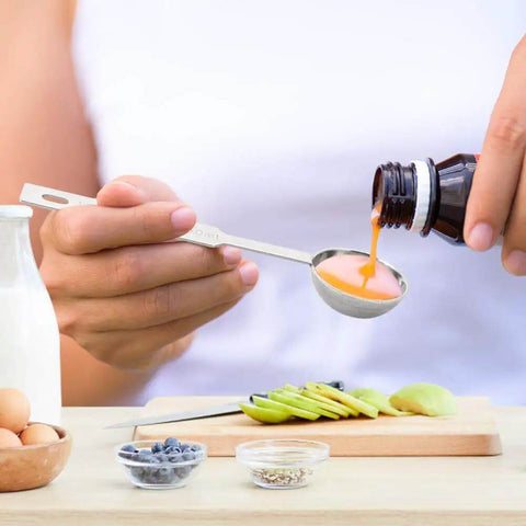 Pouring liquid into 5 Piece Measuring Spoons Set With 1/8 Tsp 1/4 Tsp 1/2 Tsp 1 Tsp And 1 Tbsp Stainless Steel Food Grade Kitchen Spoons