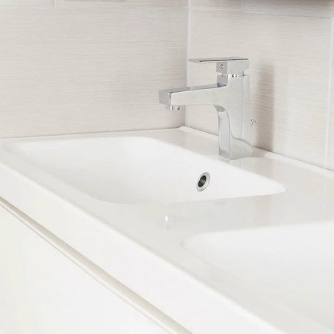 Single Handle Modern Bathroom Faucet In Polished Chrome With Brass Body And Zinc Alloy Handle, No-Fuss 1 Hole Mount