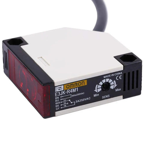 Indoor Outdoor Wall Mounted Photoelectric Sensor Switch For AC 90 To 250V 3A E3JK R4M1, close-up view with retroreflective lens
