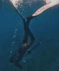 Diver underwater wearing Two Piece 1.5mm Neoprene Wetsuit With Hood For Spearfishing And Freediving In Cool Water Camouflage Diving Suit