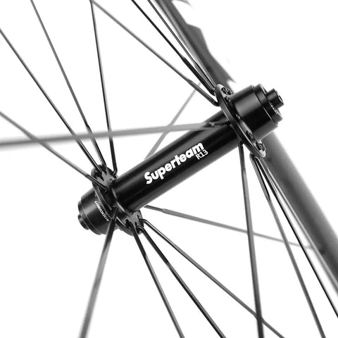 Close-up of Carbon Fiber Road Bike Wheelset 700C Clincher hub showing spokes and matte finish.