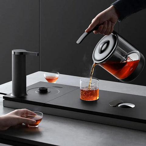 Premium 800Ml Electric Tea Maker Featuring Auto Water Pump And Secure Magnetic Lid pouring tea into a glass.