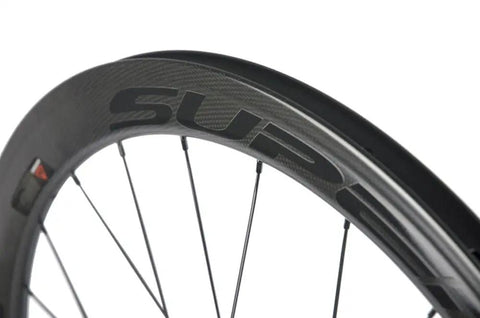 Close-up of 50mm Carbon Disc Brake Road Wheelset 700c Clincher with 3K Matte Finish, featuring Toray T700 fiber construction.