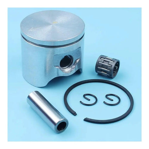 Rock Solid 42MM Piston Ring Pin Needle Bearing Kit For 343 345 Brushcutters To Fix Engine Issues Fast With Tough Premium Materials That Stand Up To Heavy Use And Keep Your Gear Running Crisp For Years Without Hassle Or Costly Repairs Needed. 42MM piston kit with needle bearing, ring, pin and clips on blue background