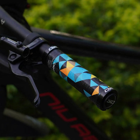 Silicone Lock On Mountain Bike Grips 22.2mm For Smooth Non Slip Comfort On MTB BMX And Electric Scooters Great Grip In Wet Conditions Easy Install Handlebar Grips with geometric pattern.