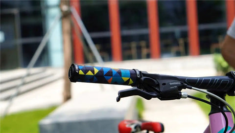 Silicone Lock On Mountain Bike Grips 22.2mm For Smooth Non Slip Comfort On MTB BMX And Electric Scooters Great Grip In Wet Conditions Easy Install Handlebar Grips on a bicycle handle