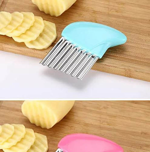 Front view: blue and pink stainless-steel crinkle-cutters with wavy blades for vegetables (2 pcs).